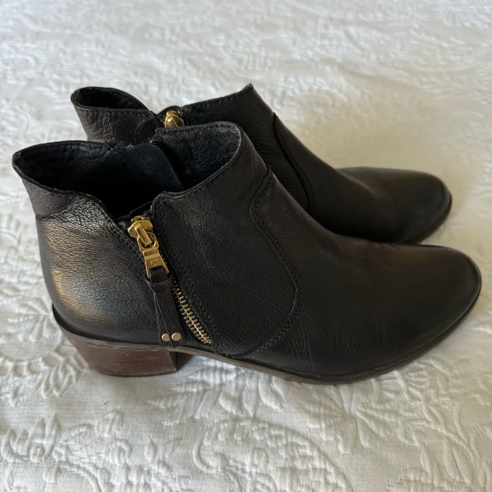 Sole Bound by BareTraps Black Leather Ankle Boots size 8